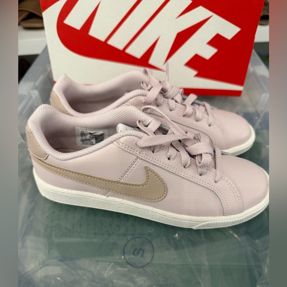 NIB Nike Court Royale Women’s Sneakers – Size 6.5 pink lavender purple - Picture 2 of 11